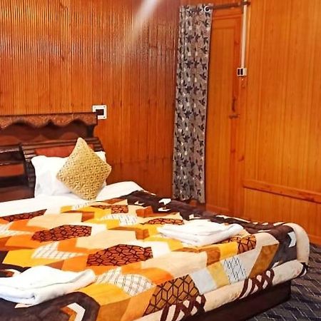 Backyard Stays With Dal Lake View Srīnagar 外观 照片