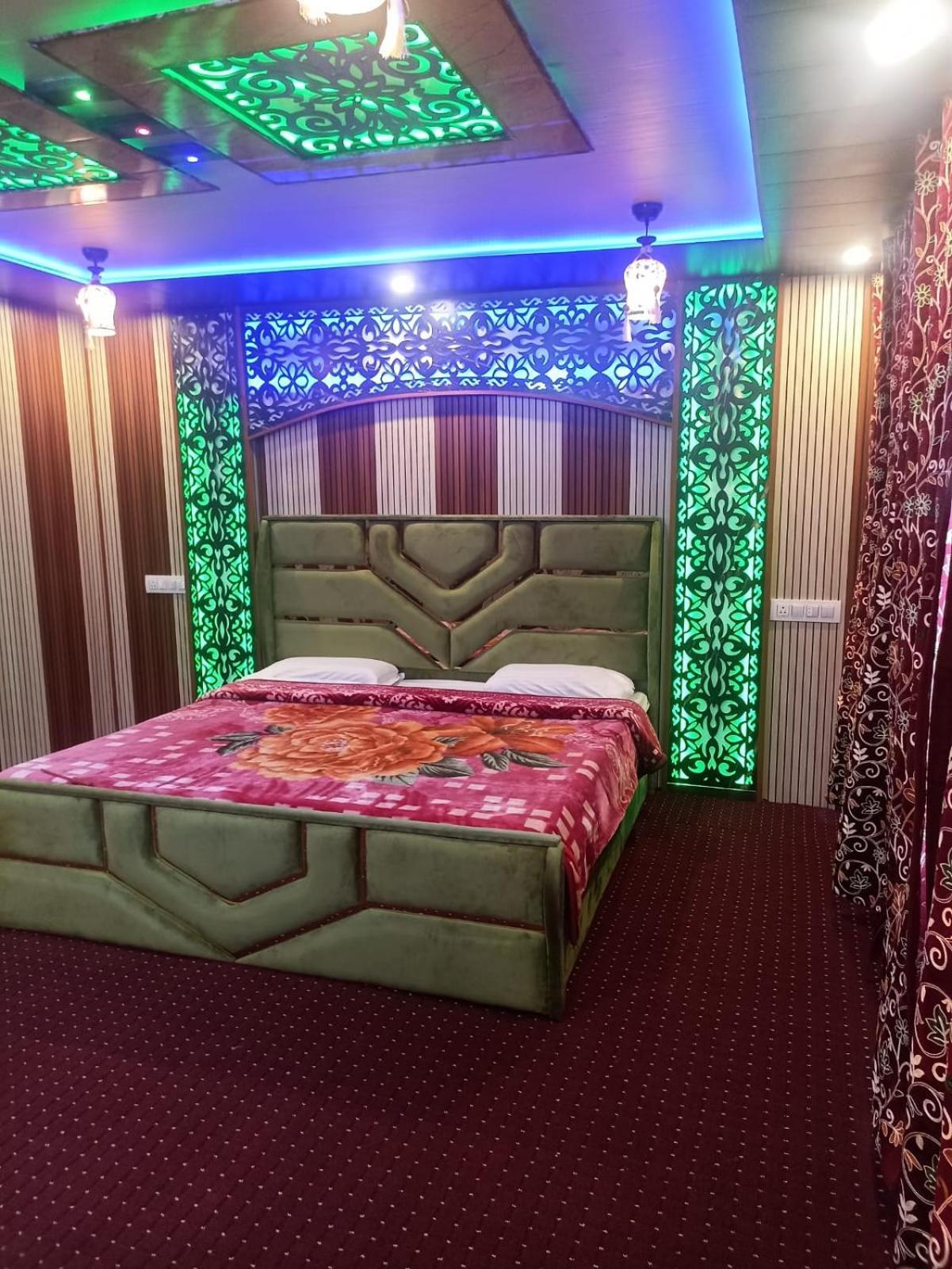 Backyard Stays With Dal Lake View Srīnagar 外观 照片