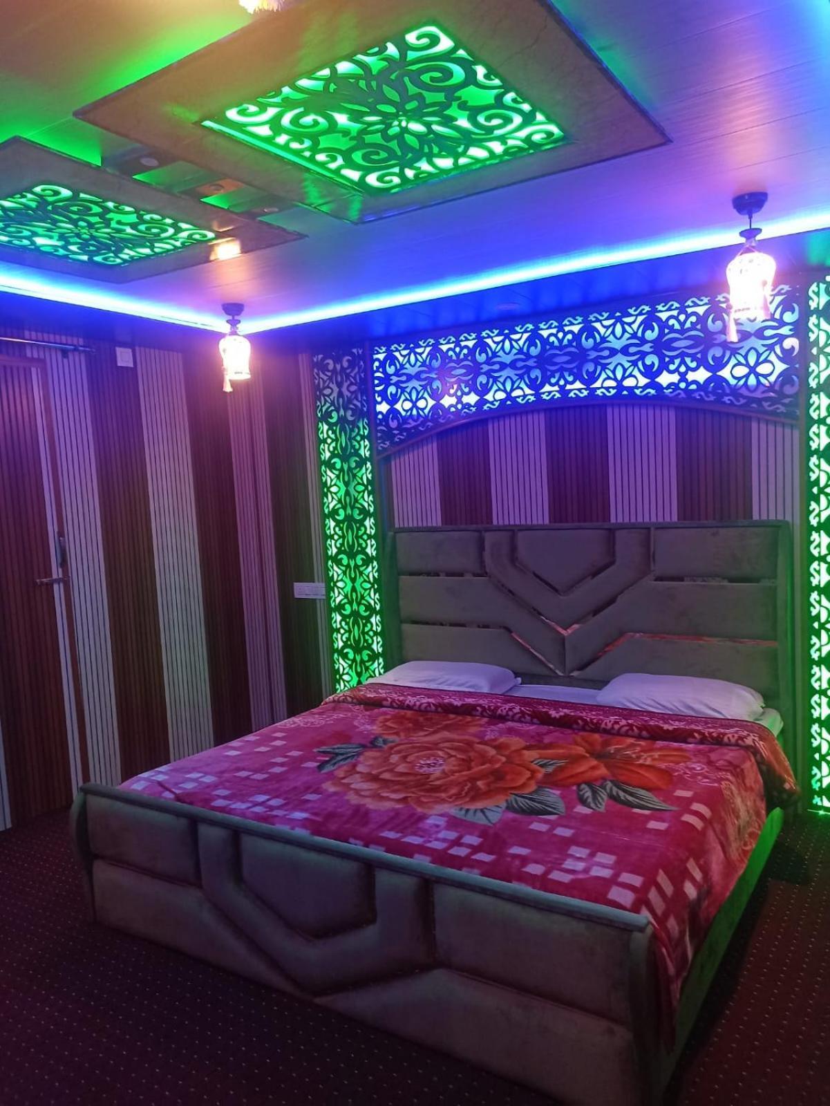 Backyard Stays With Dal Lake View Srīnagar 外观 照片
