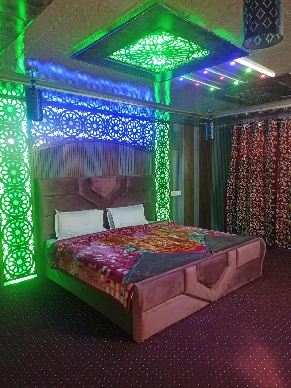 Backyard Stays With Dal Lake View Srīnagar 外观 照片